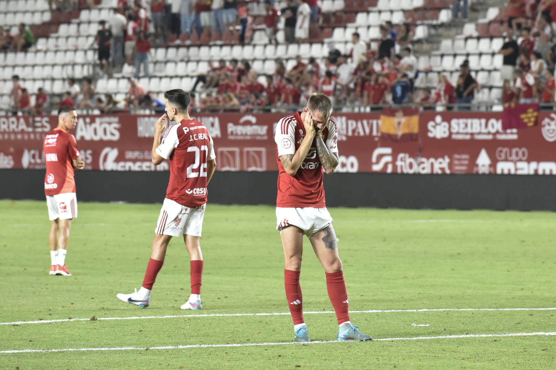 La derrota del Real Murcia frente al Nàstic, en imágenes
