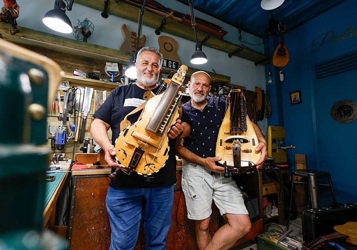 Pedro Gómez y Pedro Medina, con sendas zanfonas entre las manos.
