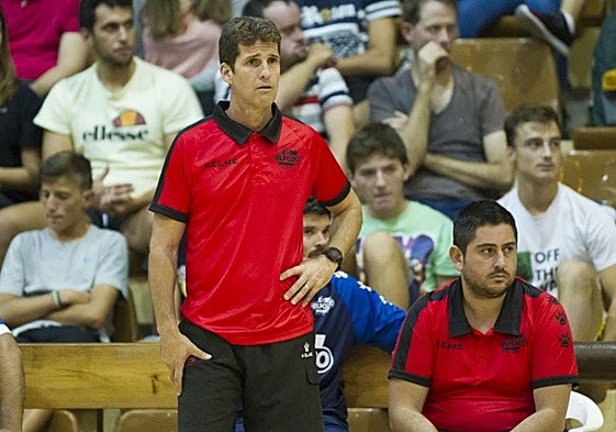 Duda, de pie, y Josan González, en el banquillo de ElPozo Murcia en un duelo ante el Palma en 2016.