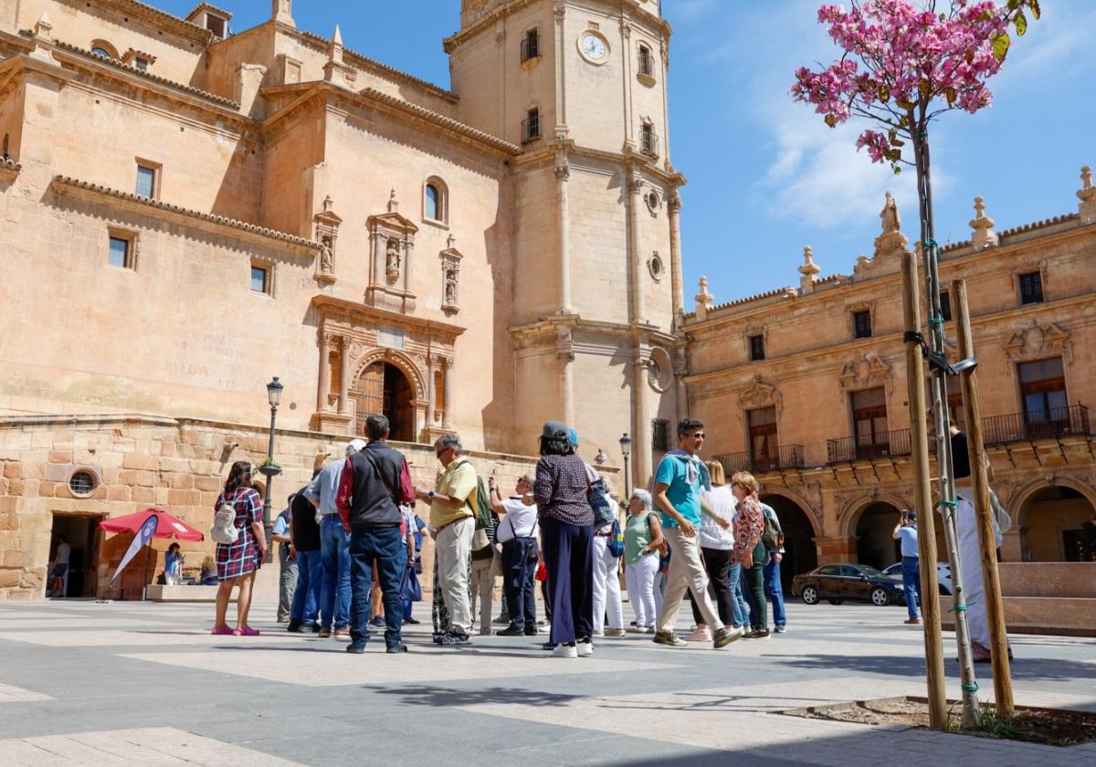 Turistas en la plaza de España, ante la colegiata.