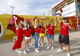 Peñistas del Real Murcia posan junto al mural del estadio Enrique Roca.