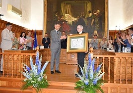 El alcalde y la Corporación Municipal aplauden a Juan Manuel Laborda tras en el momento de recibir el nombramiento.