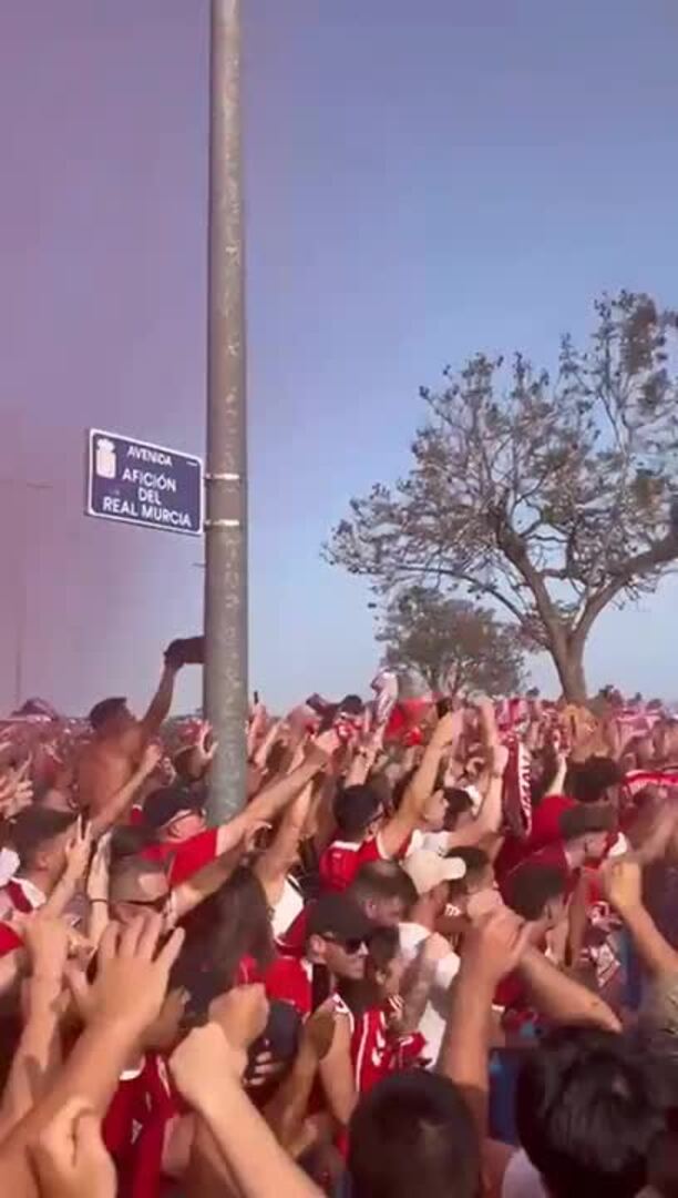 La afición grana arropa a los jugadores del Real Murcia antes del duelo ante el Nàstic