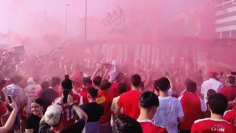 Recibimiento de la afición del Real Murcia al equipo antes del partido ante el Nàstic de Tarragona