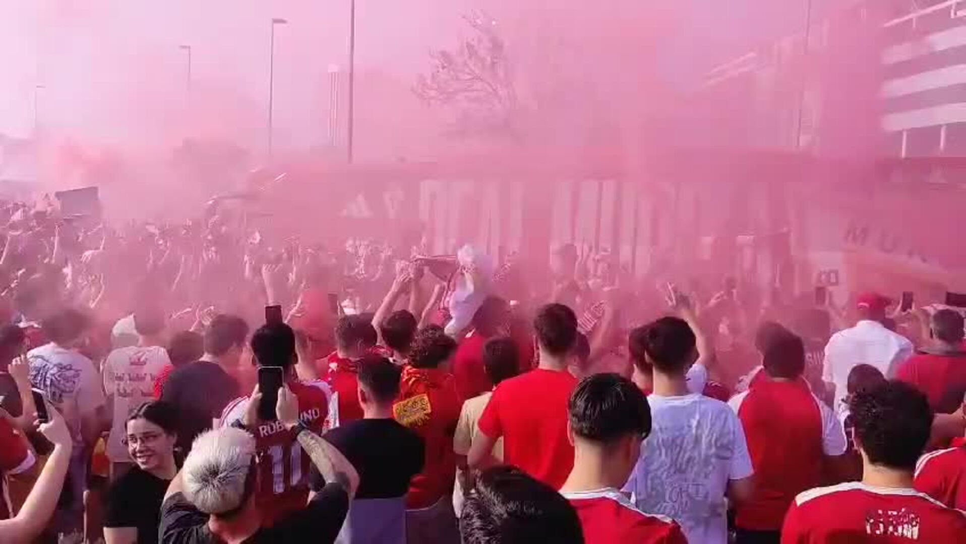 Recibimiento de la afición del Real Murcia al equipo antes del partido ante el Nàstic de Tarragona