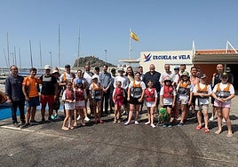 Voluntarios, este sábado, durante la jornada de recogida de 'basuraleza' en Águilas.