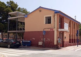 Estado que presentaban este sábado las obras de reforma de la antigua escuela de Bolnuevo. Los trabajos llevan parados desde enero.