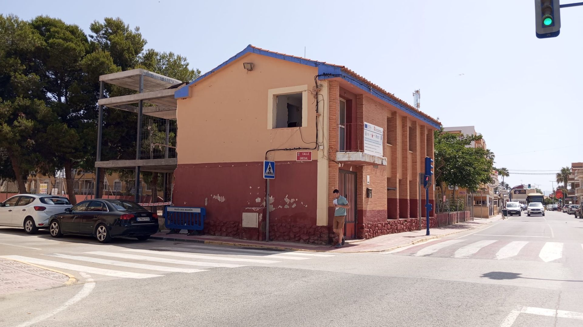 Estado que presentaban este sábado las obras de reforma de la antigua escuela de Bolnuevo. Los trabajos llevan parados desde enero.