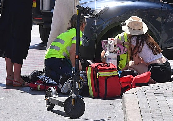 Imagen de archivo de sanitarios atendiendo a una persona tras sufrir un accidente cuando circulaba en patinete por Murcia.