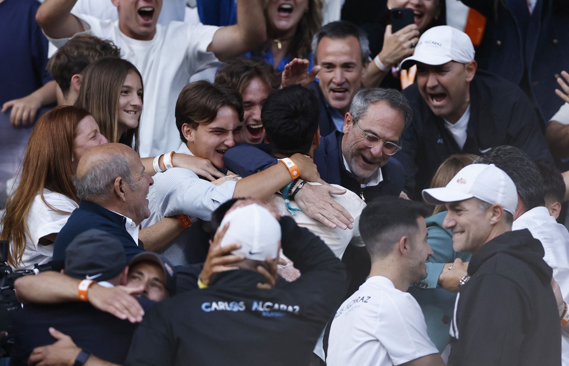 La celebración de Carlos Alcaraz tras ganar Roland Garros, en imágenes