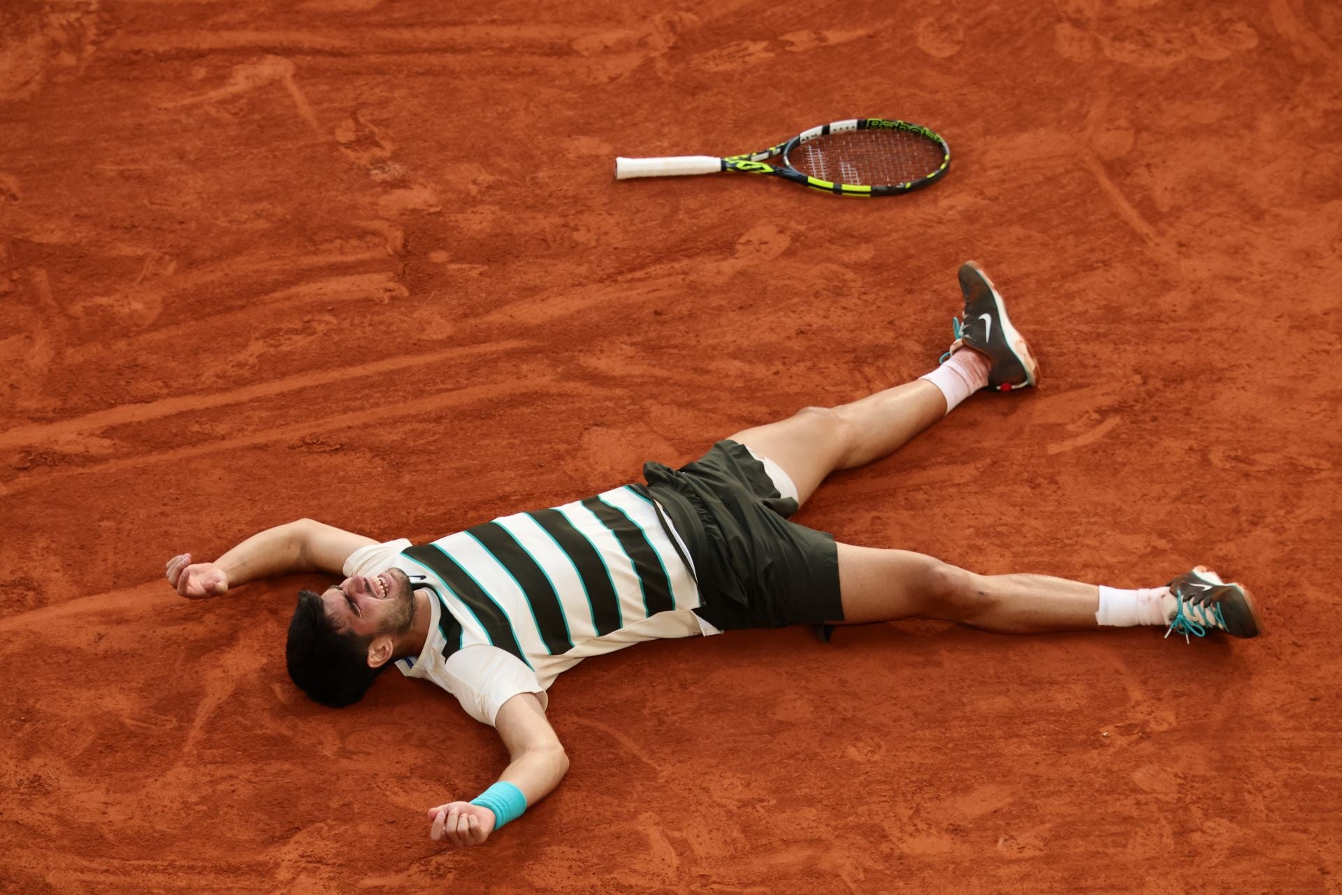 La celebración de Carlos Alcaraz tras ganar Roland Garros, en imágenes