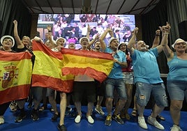 Vecinos de El Palmar celebran la victoria de Carlos Alcaraz en Roland Garros.