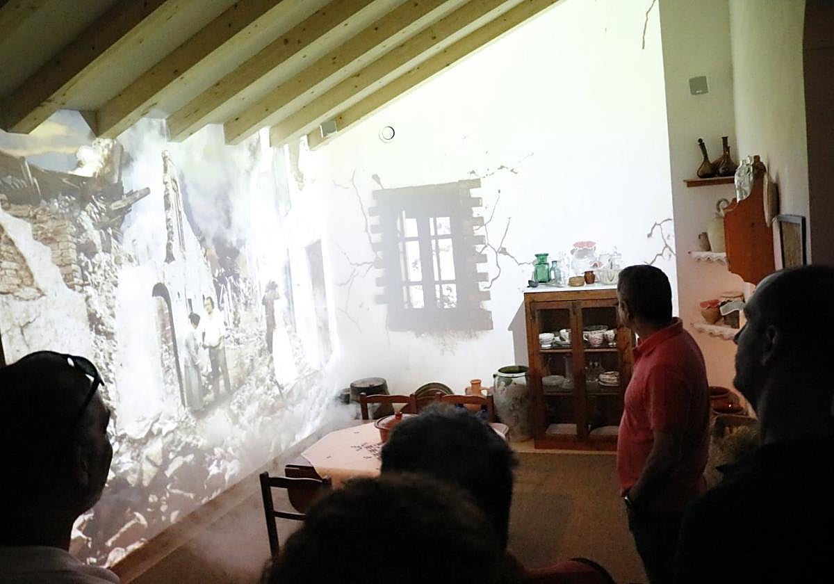 Uno de los espacios de la vivienda museo en el que se recrea el terremoto y sus consecuencias, combinando elementos del espacio con las nuevas tecnologías.