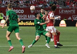 Pedro Benito, del Real Murcia disputa un balón ante Migue Leal, del Nàstic.