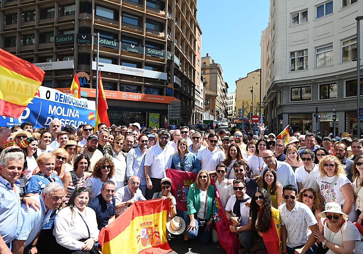 López Miras y Noelia Arroyo, este domingo, en la concentración en Madrid.
