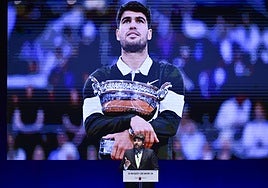 La imagen de Carlos Alcaraz, de fondo, durante el discurso de López Miras.