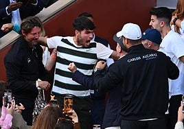 Carlos Alcaraz celebra con su equipo, ayer, tras ganar la final de Roland Garros ante Jannik Sinner.