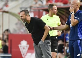 Fran Fernández, junto a su segundo Jesús Cañadas, dando instrucciones a sus futbolistas en el choque del sábado ante el Nàstic.