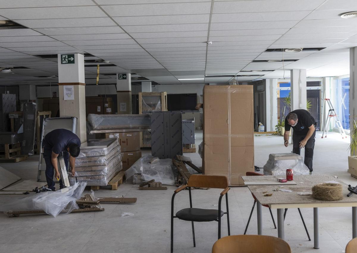 Imagen secundaria 1 - Unos operarios adecuando el nuevo comedor de la instalación ubicada a orillas del Mar Menor y un entrenamiento de la selección española femenina de voleibol.