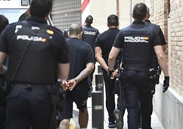 La Policía traslada a los dos hermanos detenidos para declarar en los juzgados la pasada semana.