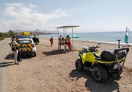 Socorristas en la playa de Parazuelos, en una imagen de archivo.