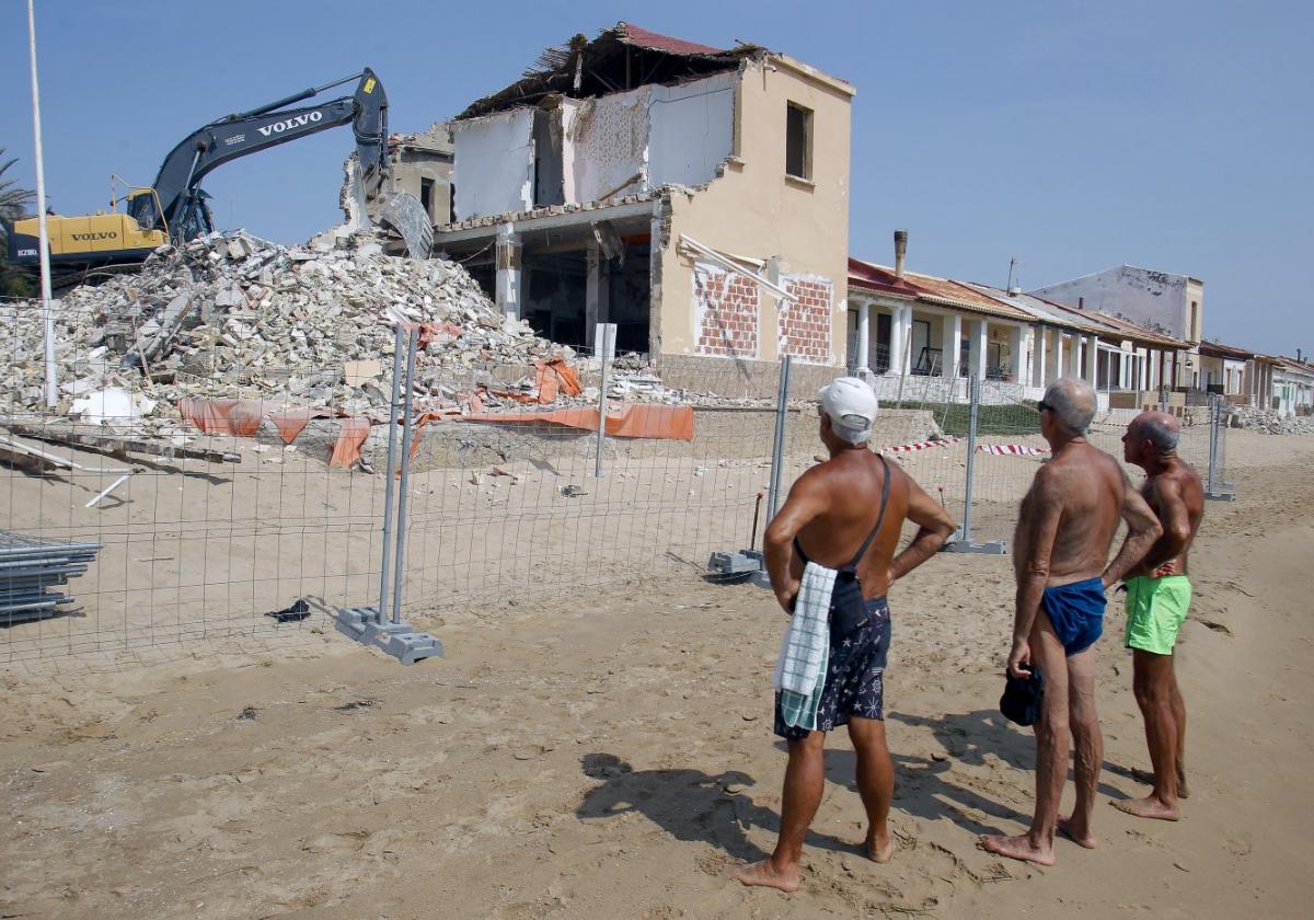 Trabajos de derribo la pasada semana de uno de los dos restaurantes en primera línea de playa Babilonia en Guardamar del Segura.
