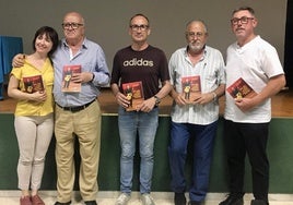 García Mengual (2º i), arropado en la presentación del libro.