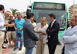 La alcaldesa de Cartagena, Noelia Arroyo, habla con el primer edil de San Javier, José Miguel Luengo, en la presentación de los nuevos recorridos.