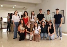 Los sanitarios residentes con mayor nota que han elegido la Región de Murcia, este miércoles en Espinardo. En primera fila, María Madrid, Julia Cela, Lucía Alonso, Clara María Egea y Charo Béjar. En segunda fila, Nuria Morales, Elena Galán, Irene Ballester, Silvestre Paredes, Obi Eduardo Onwuasoanya y Moisés Ruiz.