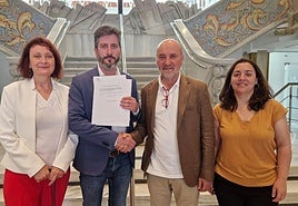 Víctor Egío entrega su acta de diputado y deja paso a José Luis Álvarez-Castellanos.