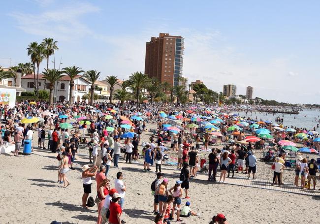 La playa de Santiago de la Ribera, repleta de público, el 10 de julio de 2018 para el festival aéreo del 75 aniversario de la AGA.