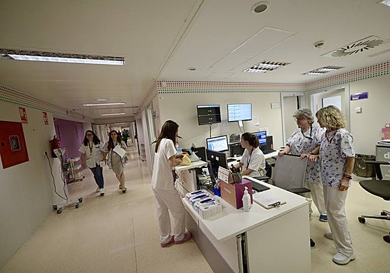 Profesionales en una planta del Virgen de La Arrixaca.