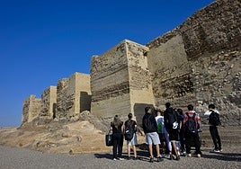 Un grupo de visitantes conoce el Palacio Ibn Mardanís.