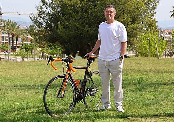 José Manuel con la bicicleta en la que fue atropellado.