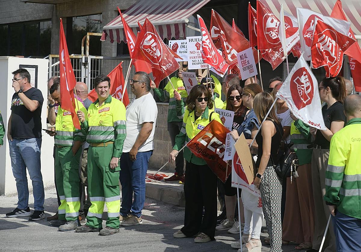 rabajadores de Fertiberia, el pasado jueves, en la huelga.