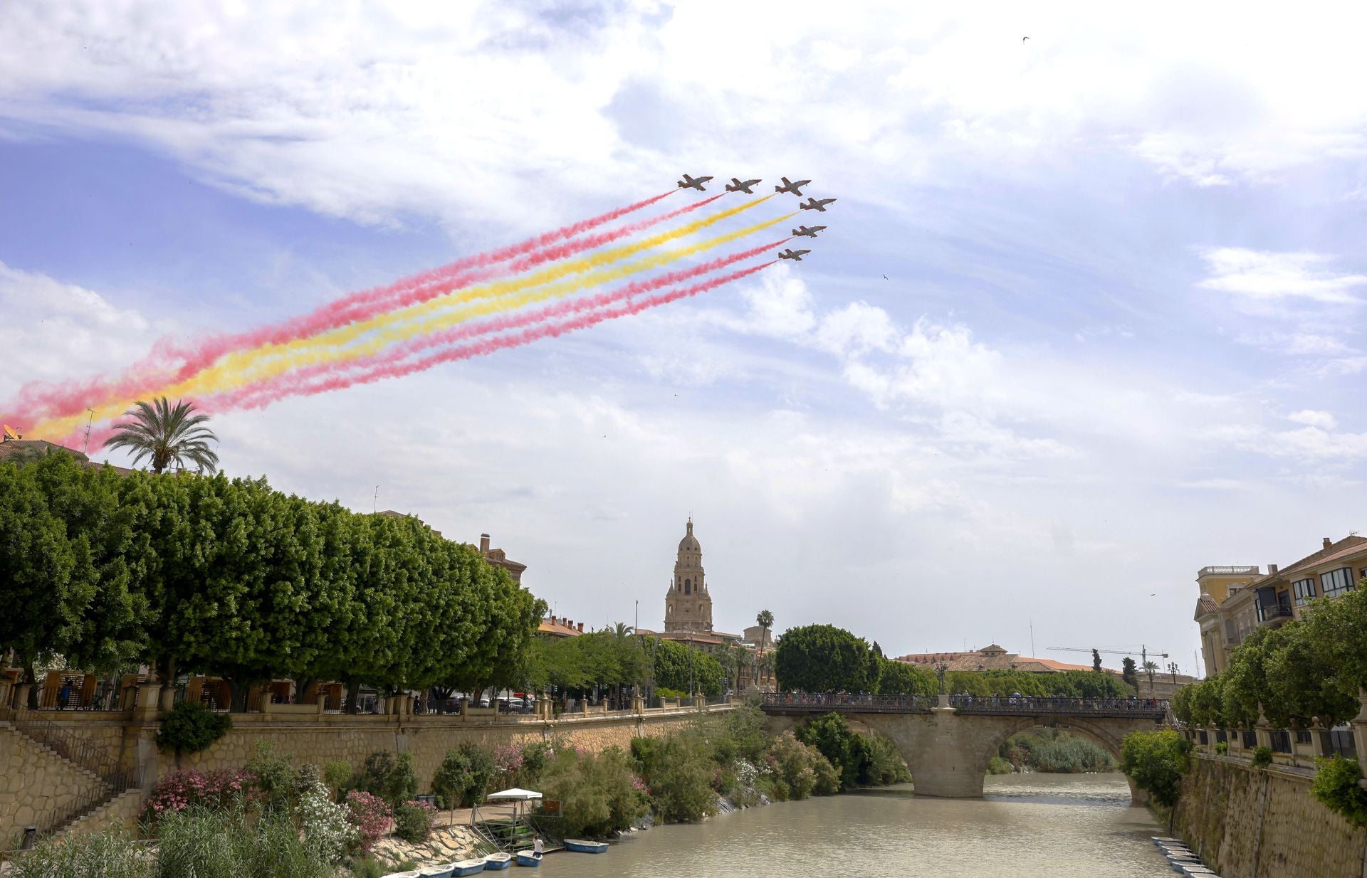 En imágenes, el vuelo de la Patrulla Águila sobre Murcia