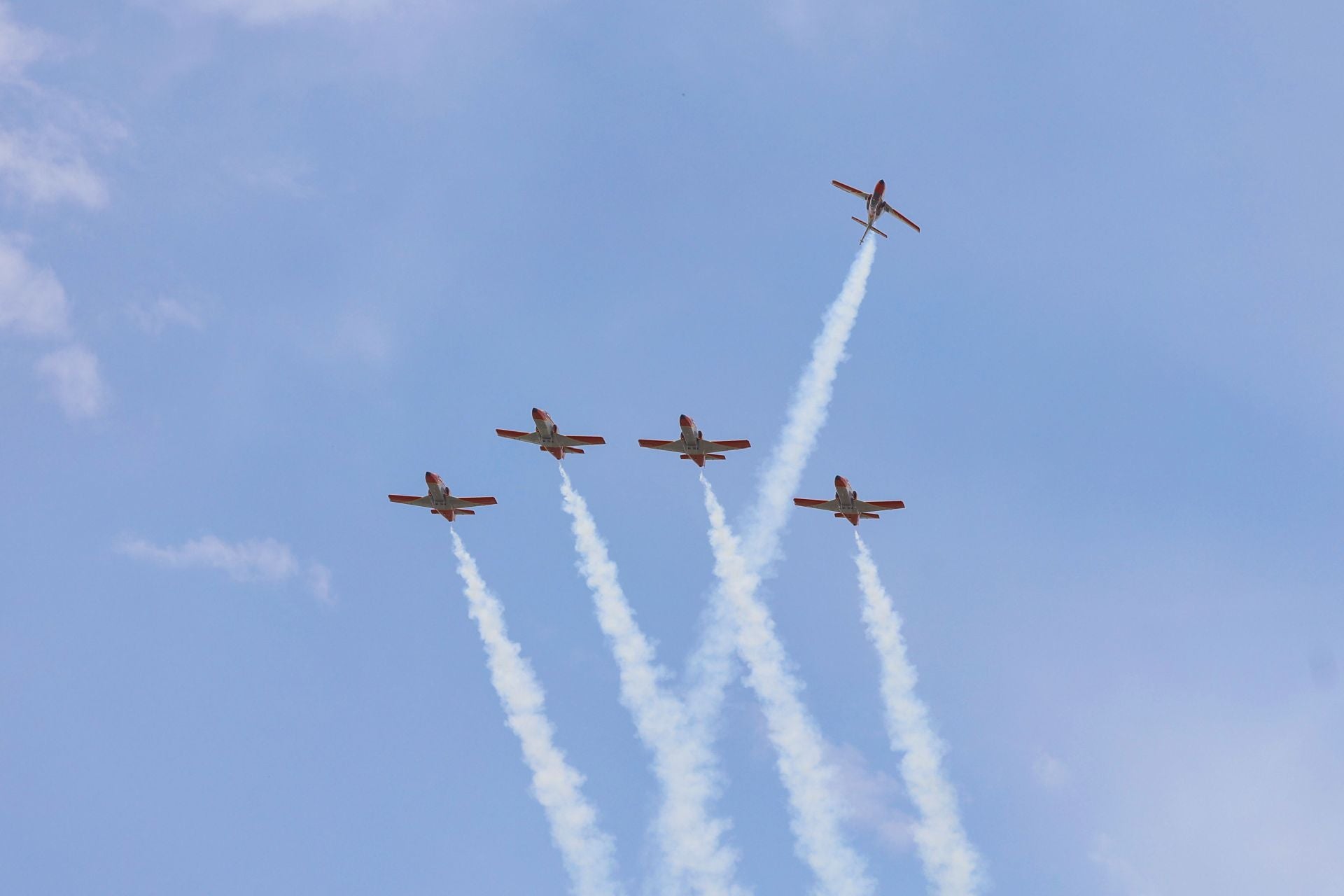 En imágenes, el vuelo de la Patrulla Águila sobre Murcia