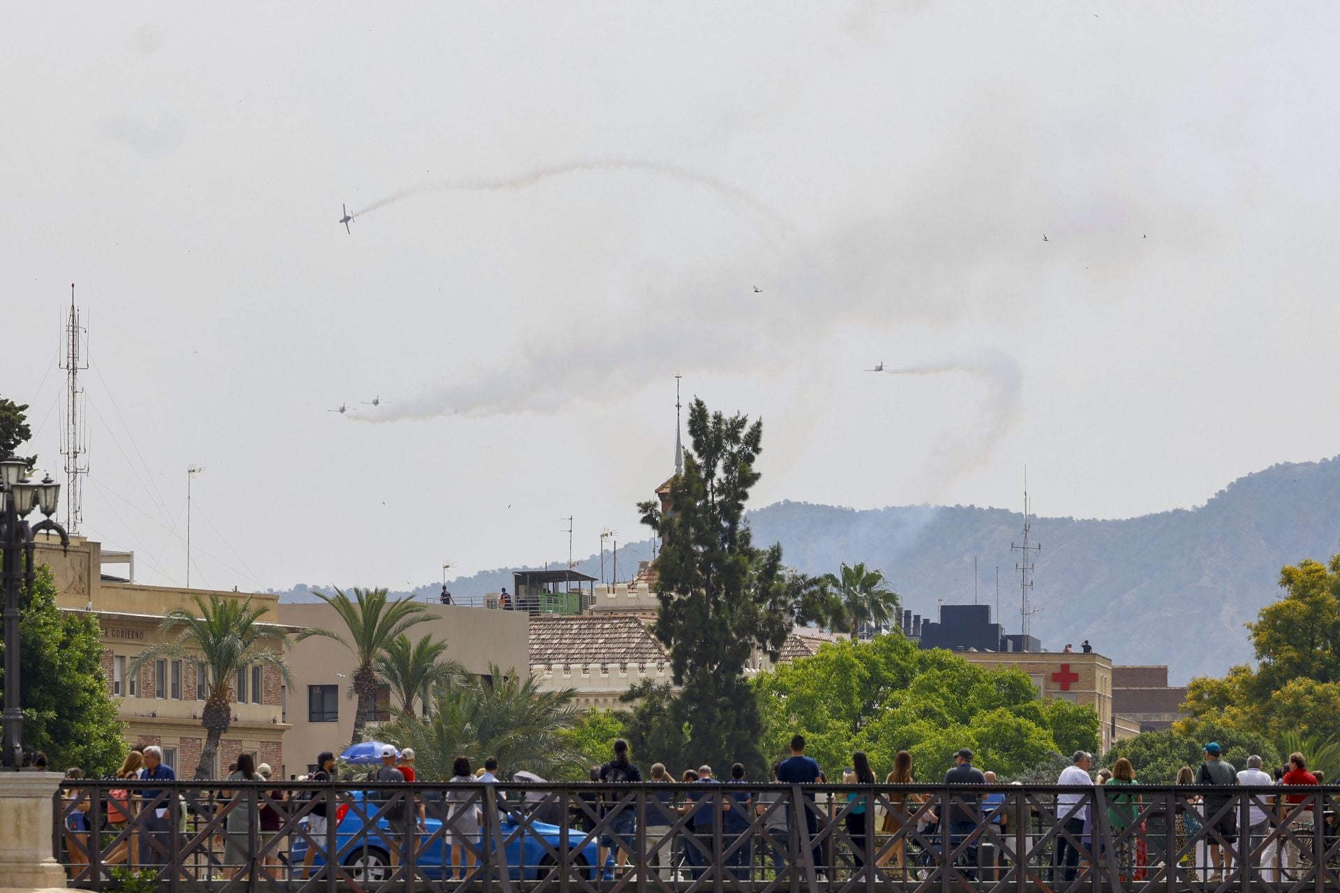 En imágenes, el vuelo de la Patrulla Águila sobre Murcia