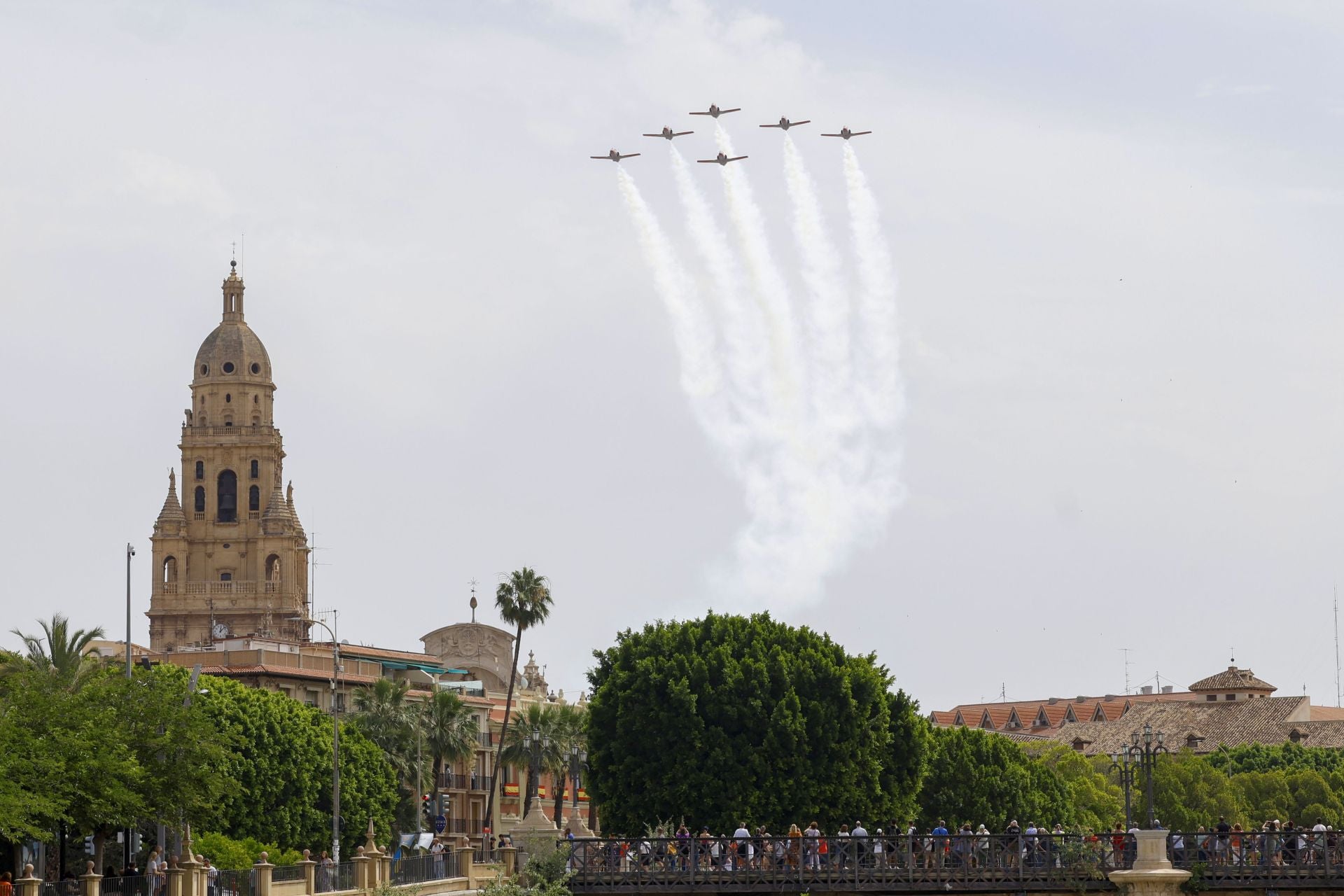 En imágenes, el vuelo de la Patrulla Águila sobre Murcia
