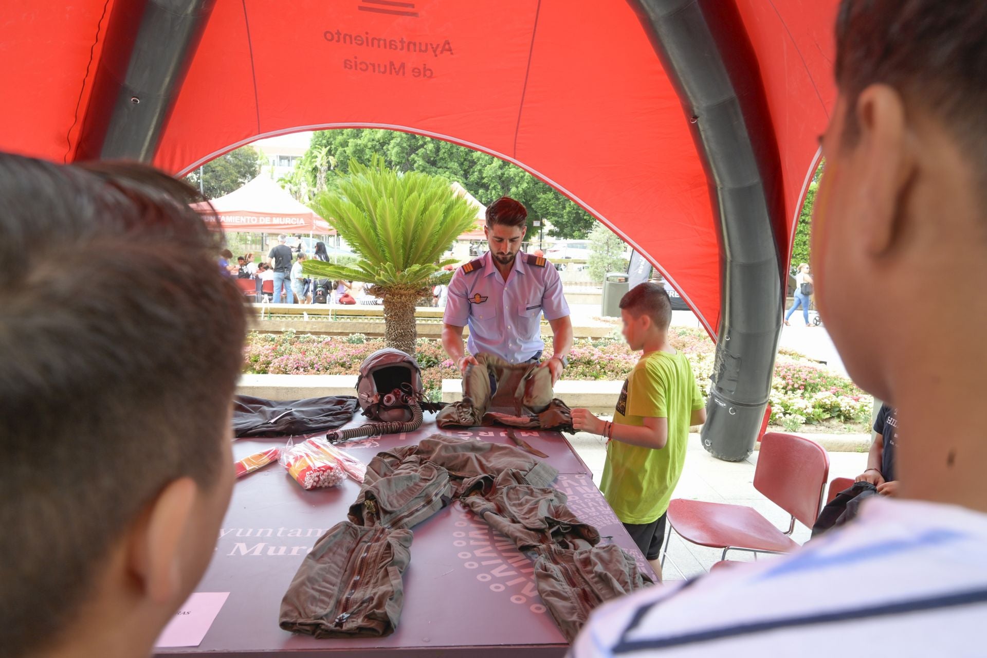 En imágenes, el vuelo de la Patrulla Águila sobre Murcia