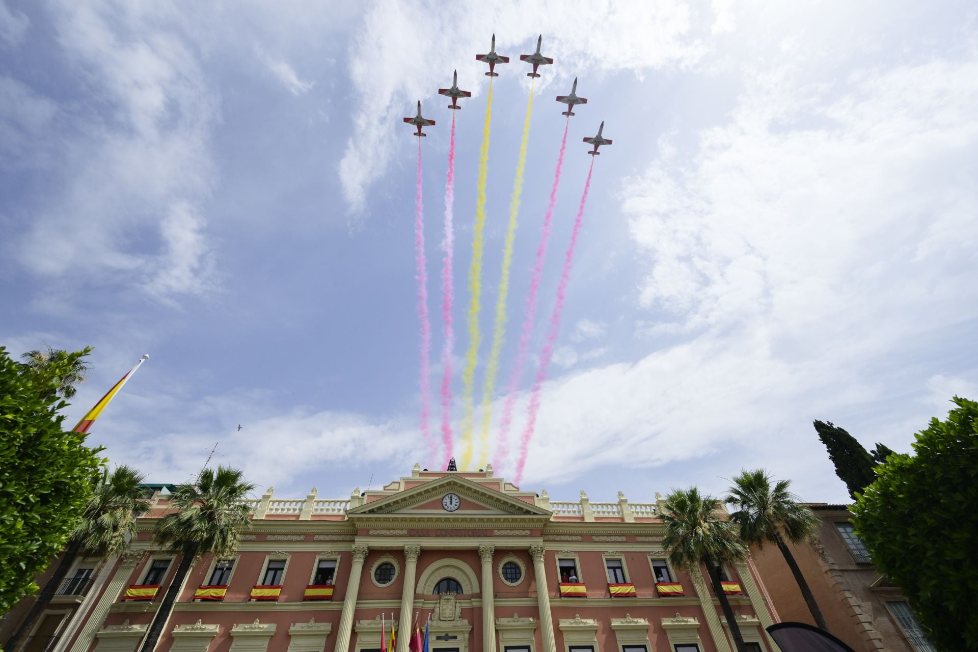 En imágenes, el vuelo de la Patrulla Águila sobre Murcia