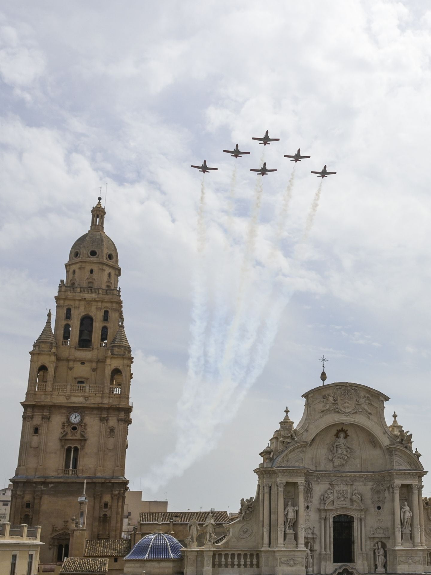 En imágenes, el vuelo de la Patrulla Águila sobre Murcia