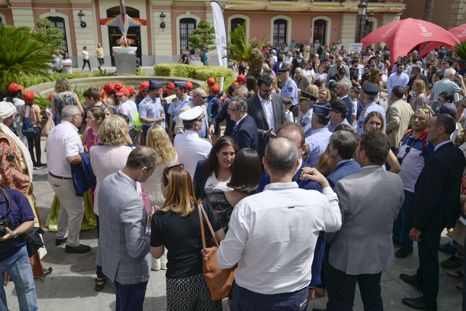 En imágenes, el vuelo de la Patrulla Águila sobre Murcia