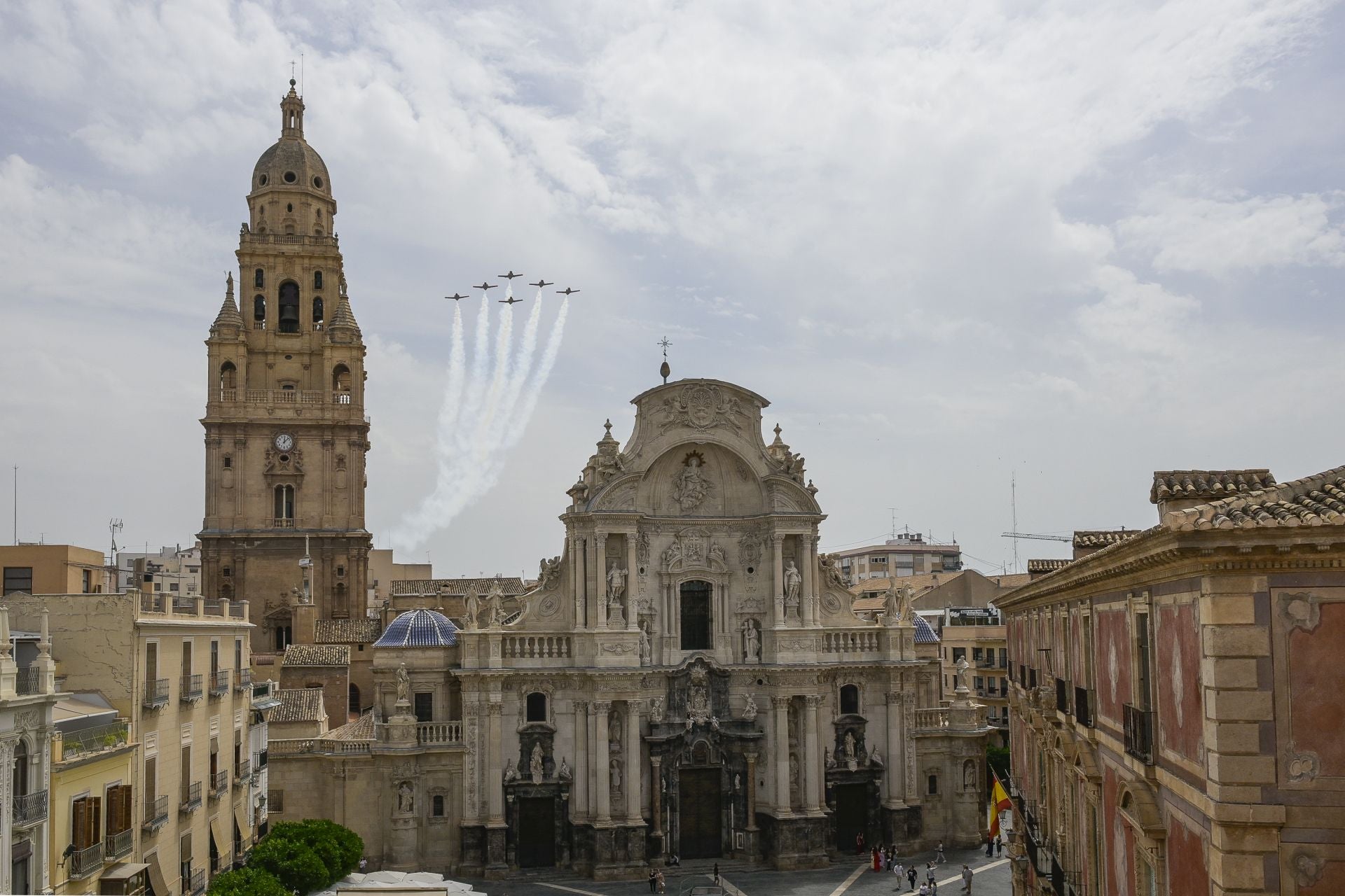 En imágenes, el vuelo de la Patrulla Águila sobre Murcia