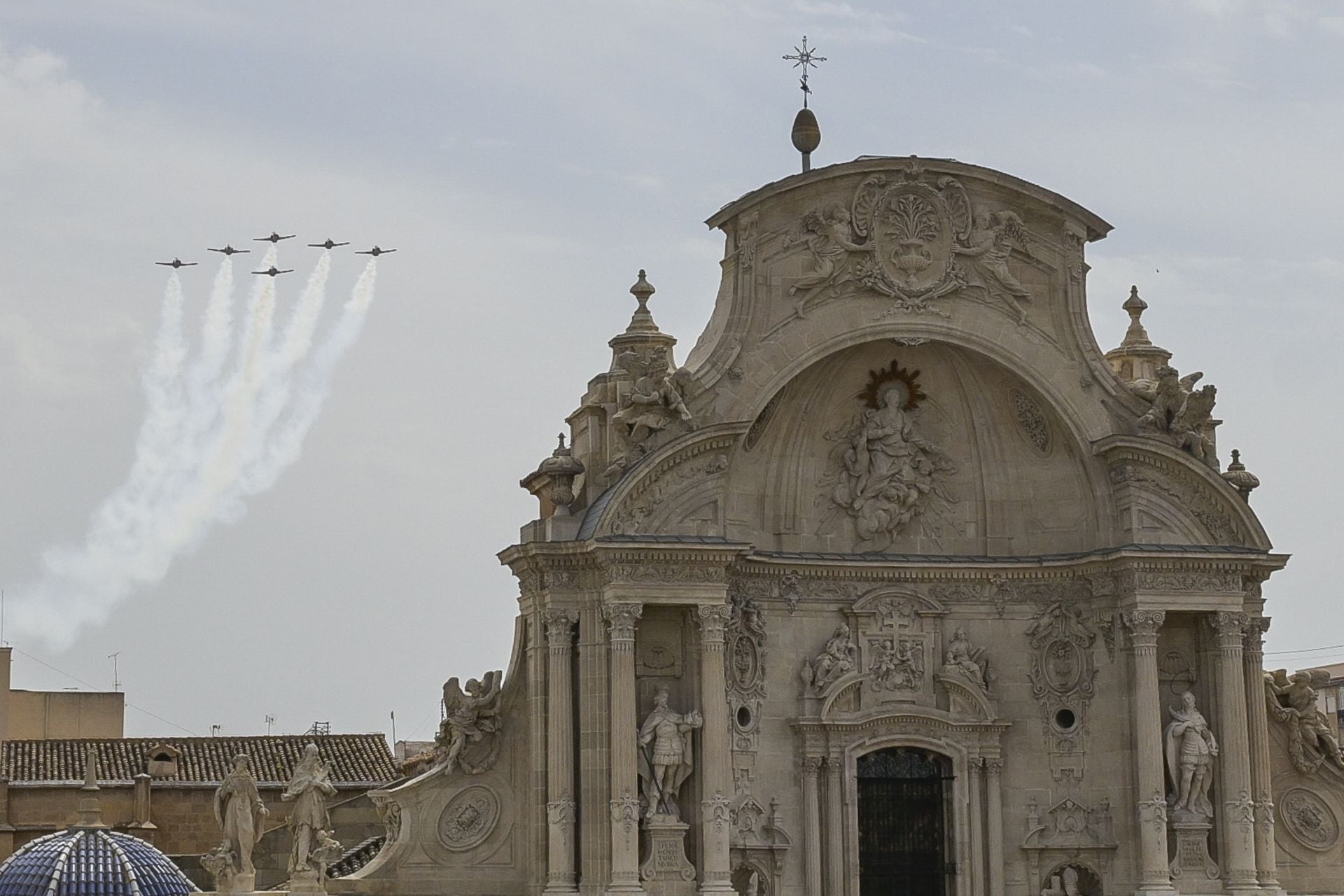 En imágenes, el vuelo de la Patrulla Águila sobre Murcia