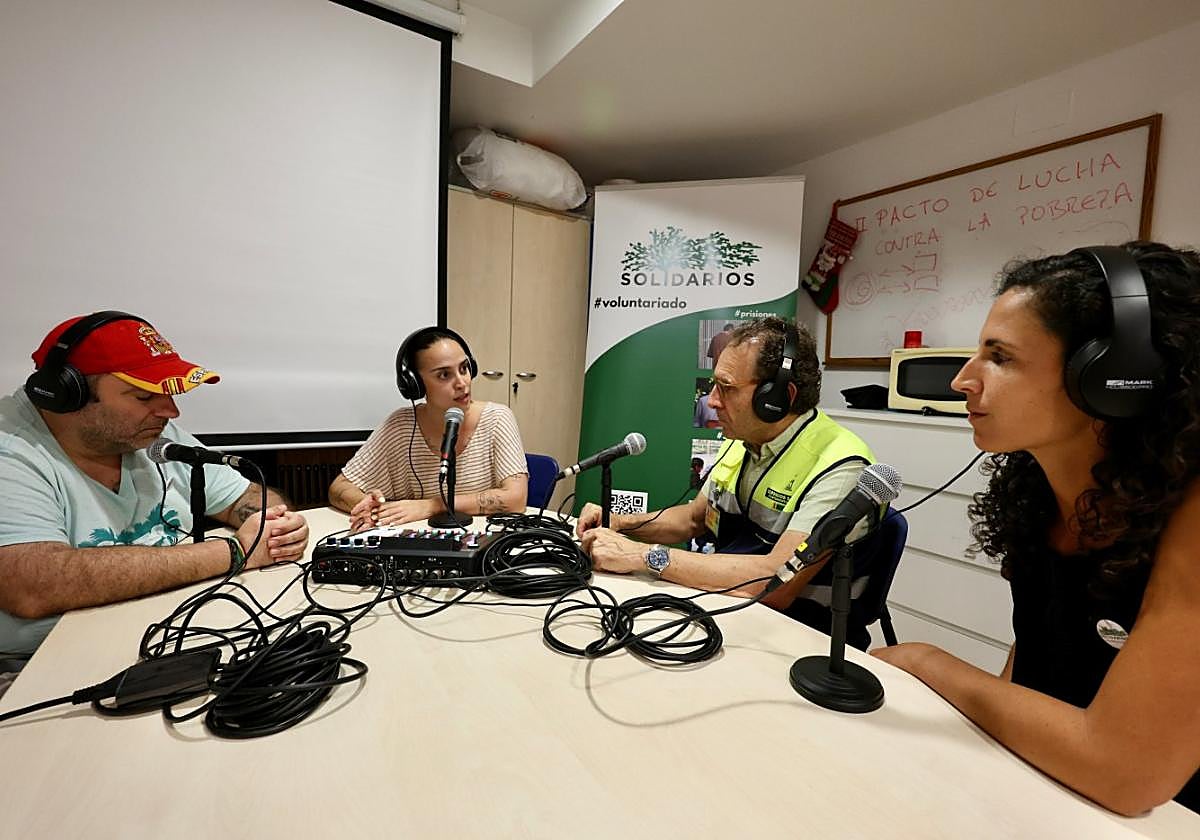 Máximo Márquez, un antiguo usuario; las voluntarias Andrea Palacios y Claudia Ródenas, y Pepe Morales, del Semas, en la zona de grabación de los 'podcast' que estrena Solidarios para el Desarrollo este año en su refugio climático.