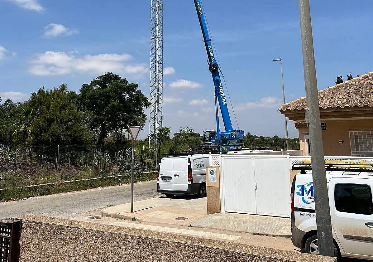 Imagen de la antena durante su instalación en La Palma.