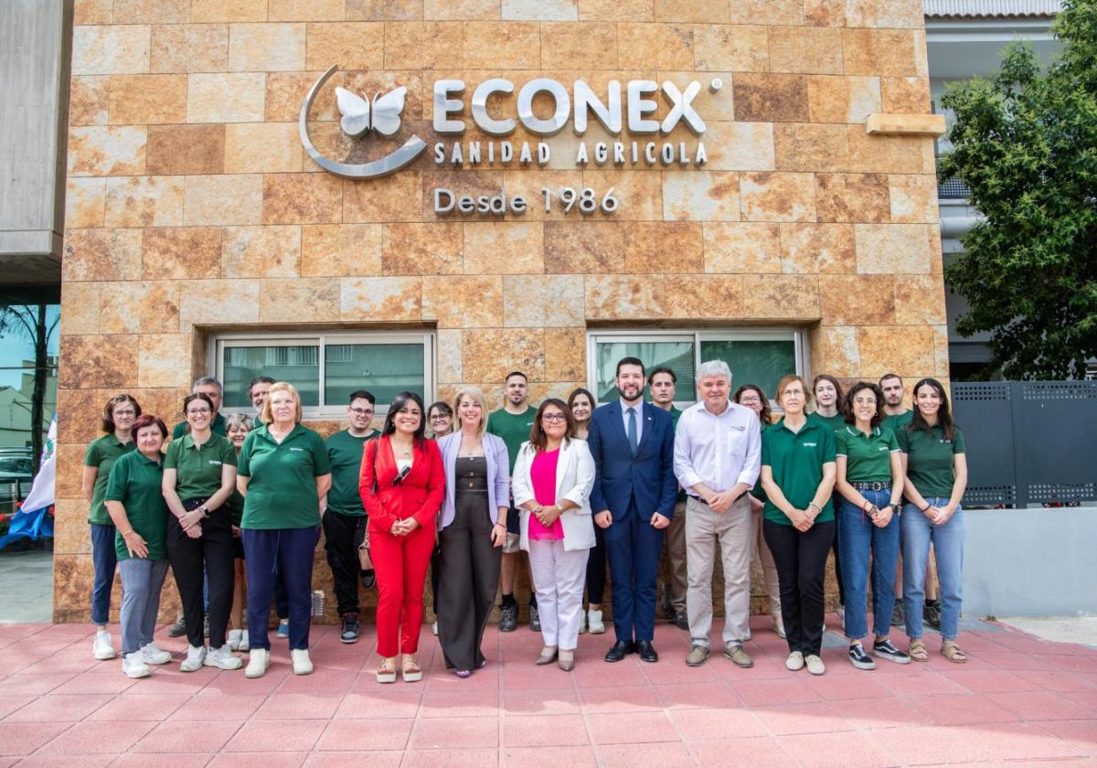 Representantes de la embajada de la República de Guatemala y Econex en las instalaciones de la compañía.