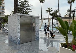 Uno de los aseos públicos instalados en Torrevieja.