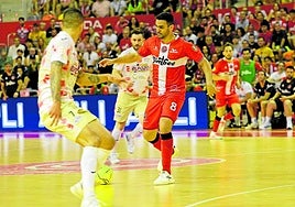 Tomaz, que decidió el primer asalto con el 4-3, conduce el balón ante Felipe Valerio y Gadeia.